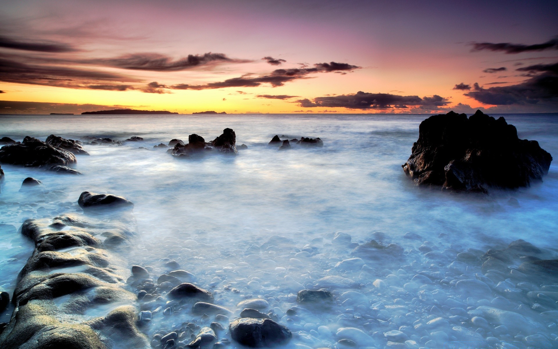 海洋和海洋 日落 水域 海滩 海洋 海 景观 黎明 傍晚 太阳 黄昏 海洋 景观 天空 自然 摄影 岩石 旅行 波 反射 云