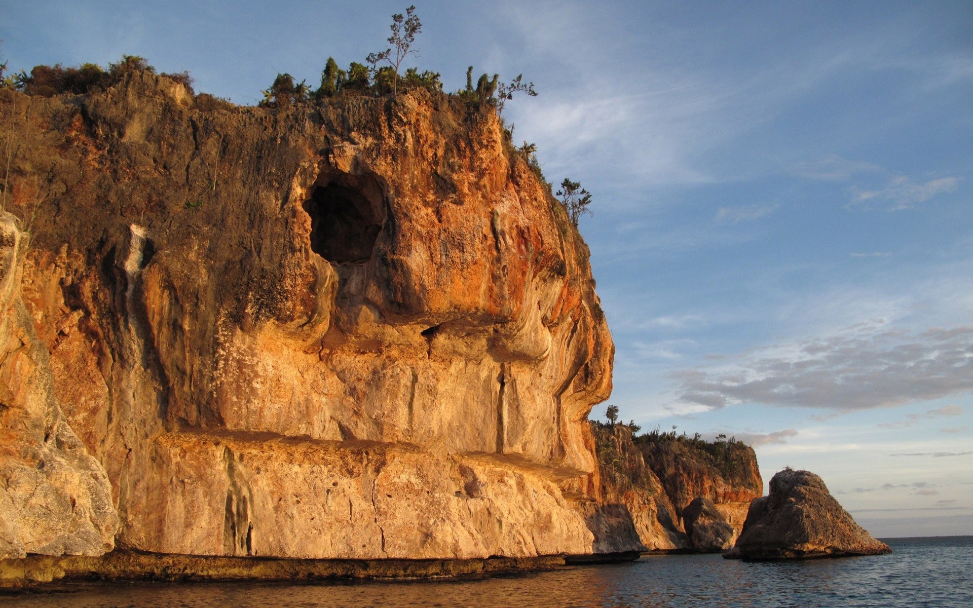 mar y océano agua mar viajes océano roca mar paisaje playa naturaleza escénico al aire libre cielo rocas luz del día geología vacaciones cueva bahía isla