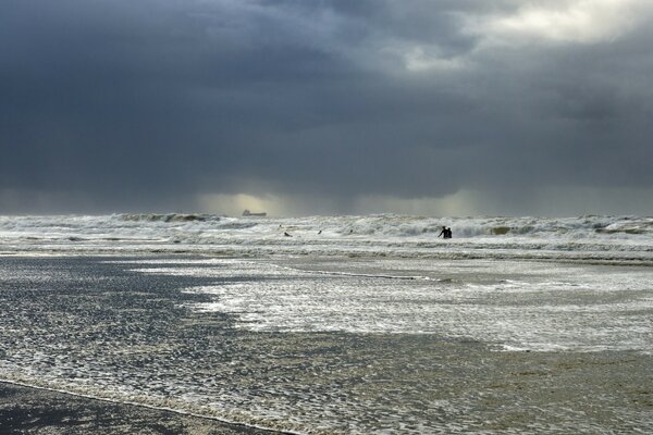 Una tempesta sta arrivando sulla spiaggia