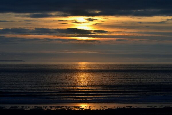 Coucher de soleil cuivre incroyablement enchanteur sur la mer au calme