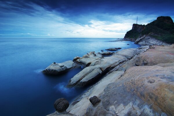 Bella costa dell oceano e rocce fredde