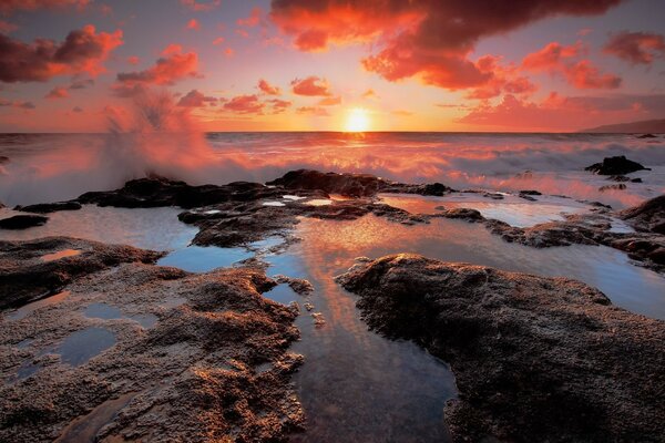 El sol suena más allá del horizonte del océano