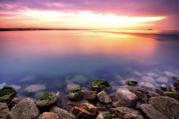 Reflet de la mer dans les rayons du coucher du soleil