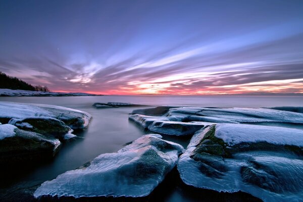 O extraordinário pôr do sol do mar de Inverno