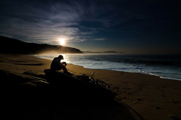 Puesta de sol y anochecer en la playa