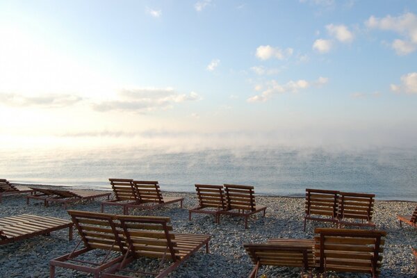 Aube sur la plage au bord de la mer