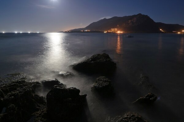 Mar en la noche, camino de la Luna en el agua