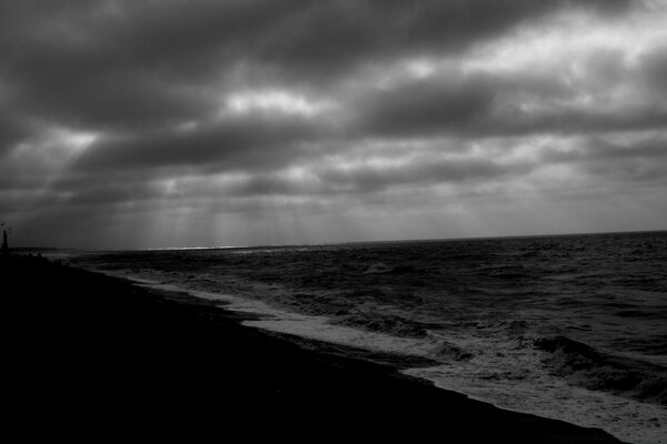 La côte est reliée à la mer dans l obscurité de la brume