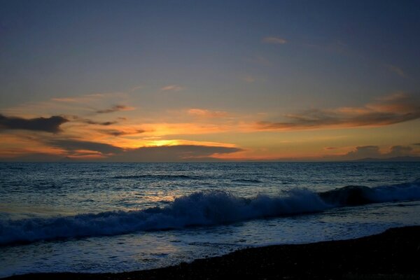 Petit coucher de soleil sur la mer bleue