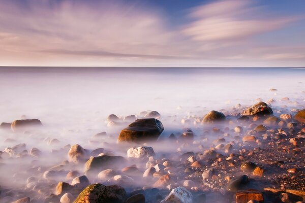 Brume brumeuse sur un rivage rocheux