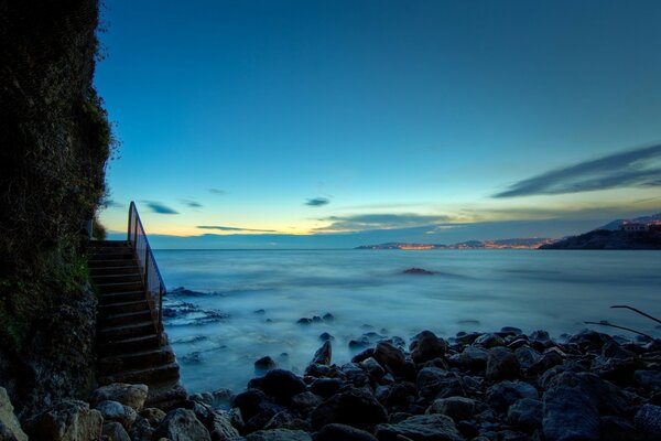 Scala in onde blu-blu del mare al tramonto