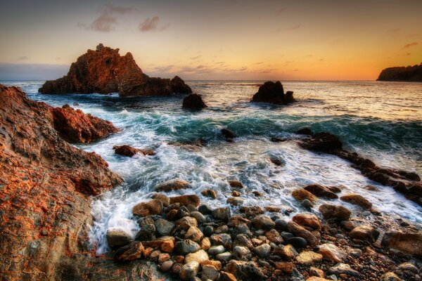 Hermoso paisaje marino y piedras