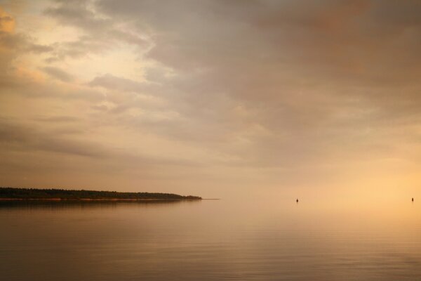 La mer calme et tranquille se calme