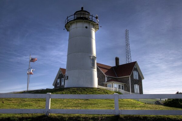 Phare et maison sur la lisière verte