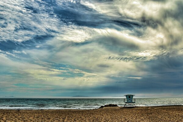 Leerer Strand am Meer