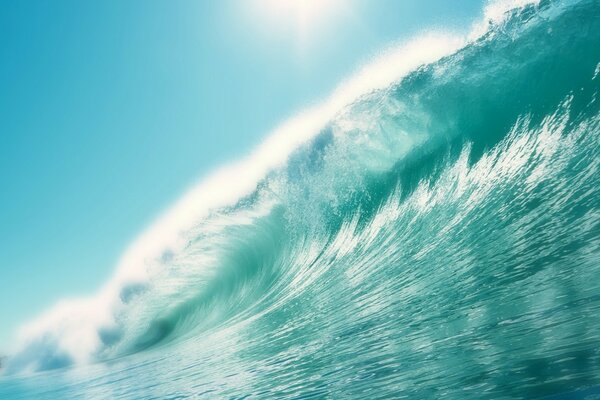 Une vague turquoise brillante qui brille au soleil par beau temps