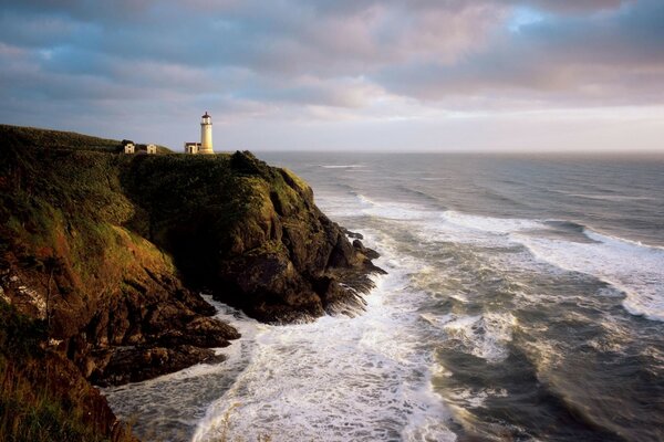 Paesaggio del mare, faro in lontananza