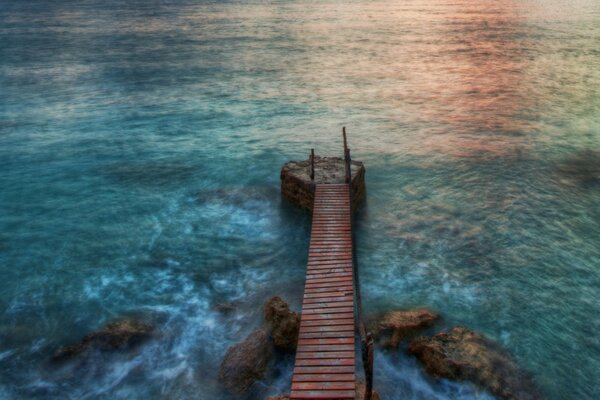 Puente de madera contra el océano
