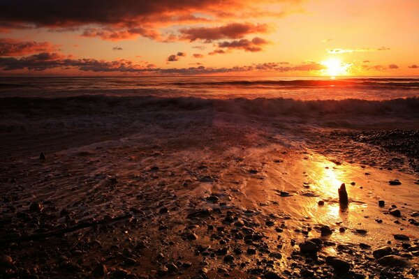 Heller Sonnenuntergang am Meer