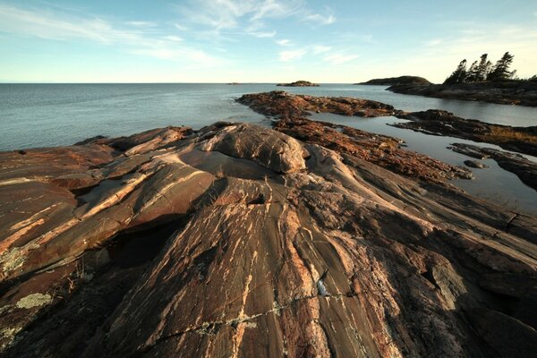 Paisaje mar con enormes piedras