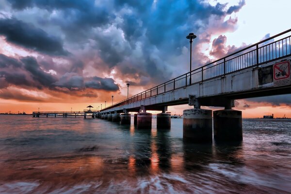 Antiguo puente sobre el agua al atardecer