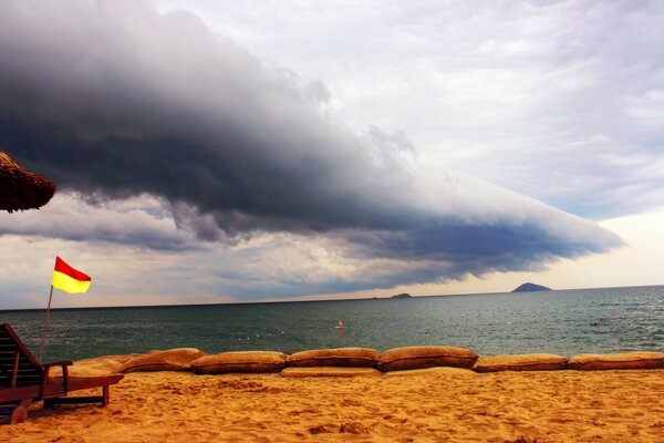 Tempestade iminente à beira-mar