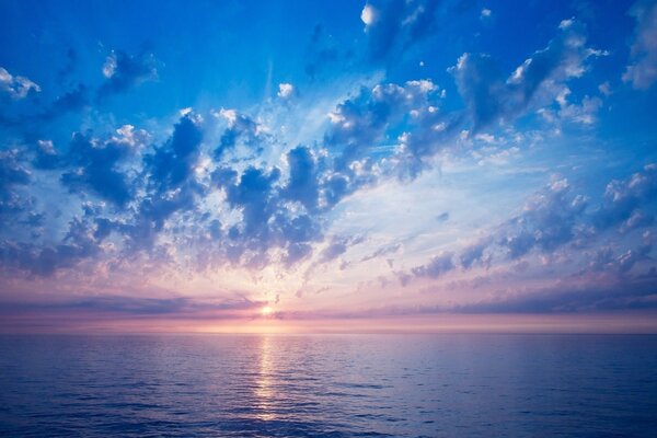 Océan sans fin avec des nuages bleus