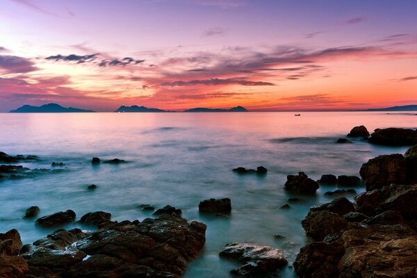 Impresionante puesta de sol en la superficie del mar