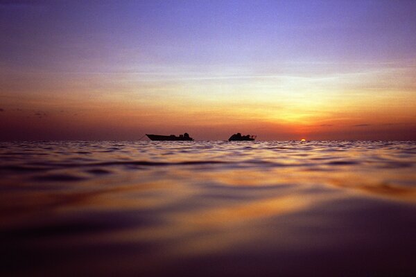 Wolken spiegeln sich im Meerwasser wider