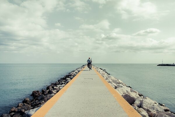 通往海洋和骑自行车的道路