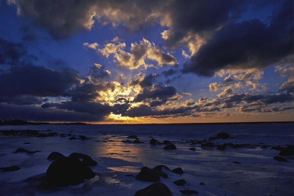 Wolken unterschiedlicher Größe schweben über dem Meer