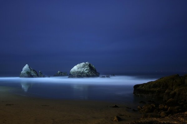 Ruhiger Strand im Dunkeln