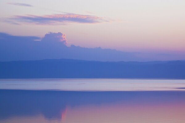 Superficie del mare al tramonto lilla