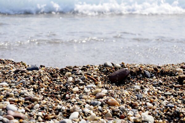 Cailloux de mer et vagues