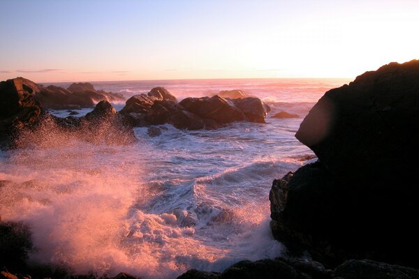 Vagues blanches falaise ciel