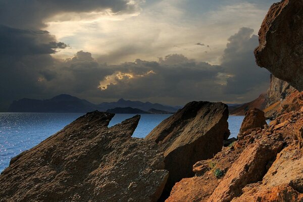 Paisaje con rocas y mar