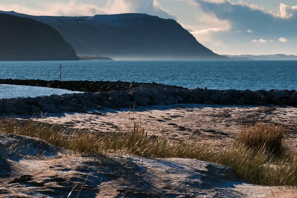 Mer avec plage de sable