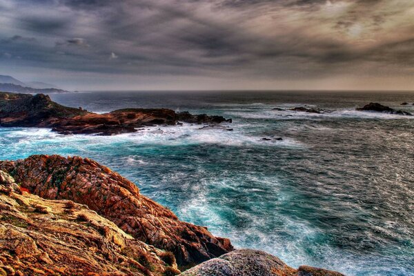 Côte rocheuse avec étendue de mer