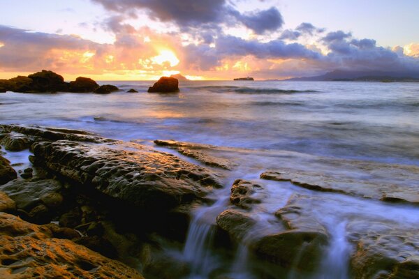 Coucher de soleil cascade sur le sable