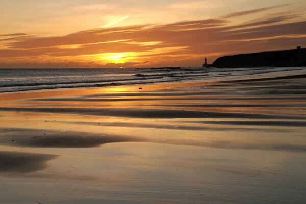 Mar e praia ao pôr do sol