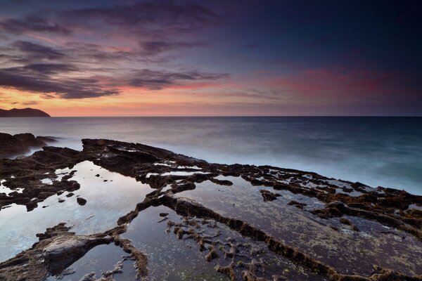 Paysage incroyable de la mer du coucher du soleil