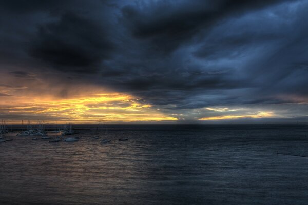 Cielo formidabile sul mare tranquillo