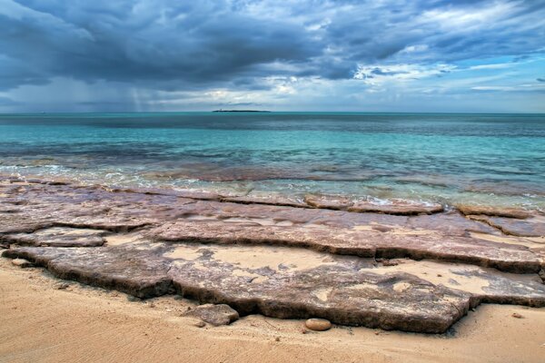 Vista mare dalla spiaggia di sabbia