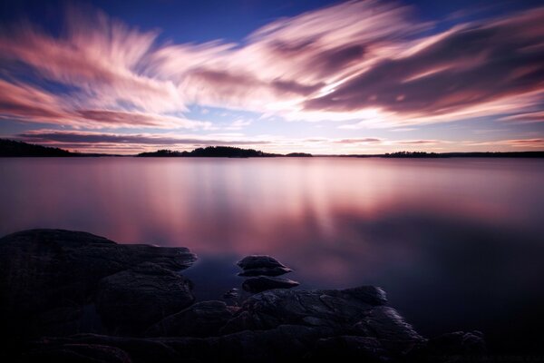 Puesta de sol rosa reflejada en el lago