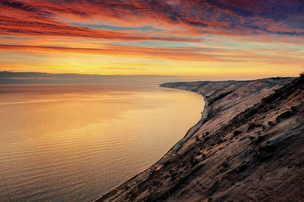 Côte rocheuse au bord de l eau au coucher du soleil