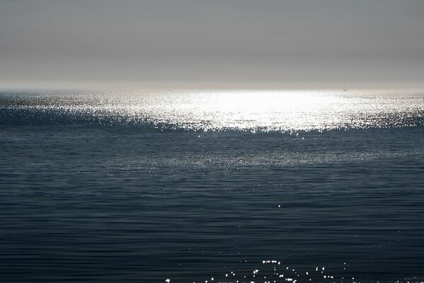 Ciel et mer dans les tons gris