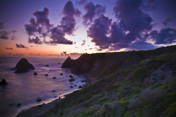 Bellissimo tramonto sulla riva del mare