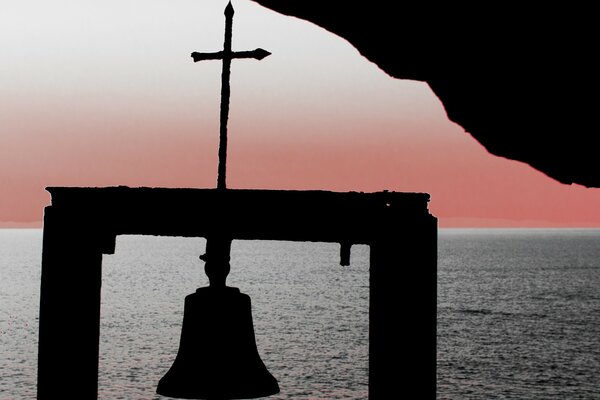 Cloche dans l océan. Bord de mer au coucher du soleil