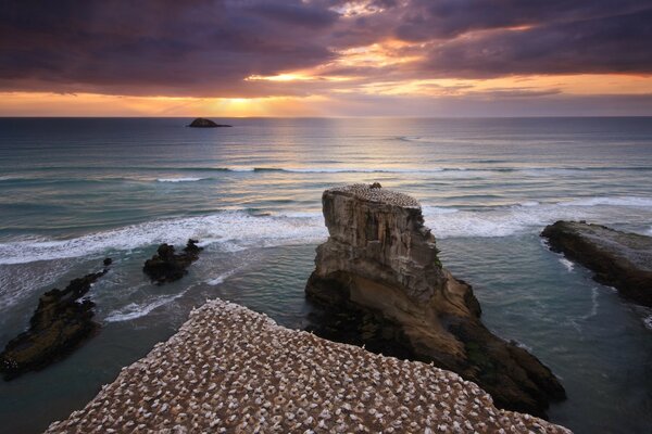 Olas del océano y puesta de sol ardiente