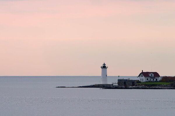 Mer et phare, ciel dégagé